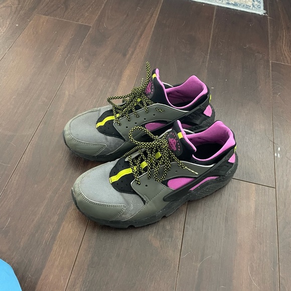 Nike Air Huarache women’s 8.5 US limited release color - Picture 2 of 5